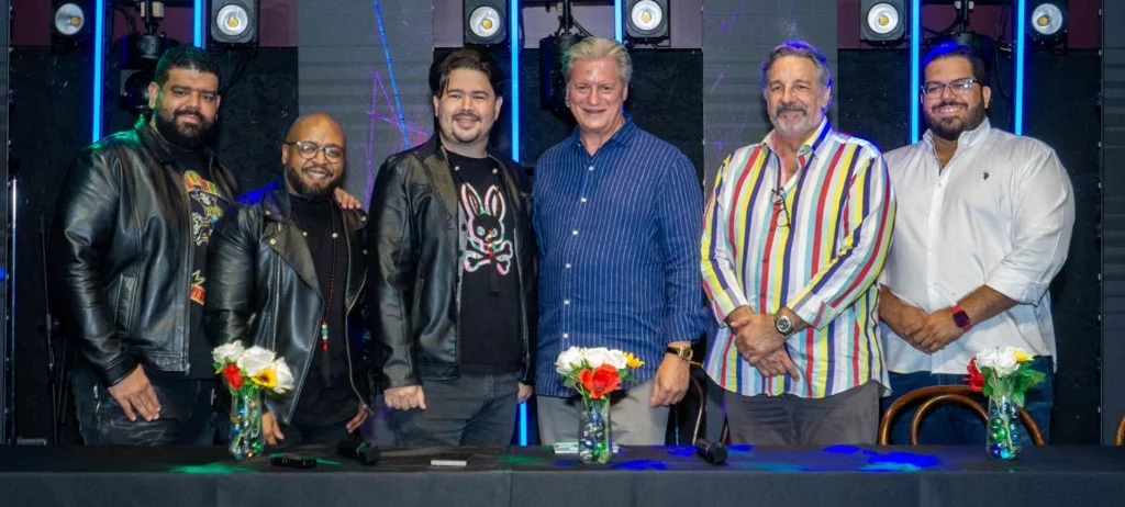 4ta Dimensión, fundada y dirigida por el baterista Carlos Echavarría, es una banda tributo con un estilo que fusiona el rock.