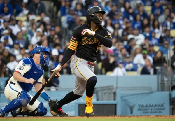 Oneil Cruz está destrozando la pelota en la actual  temporada con sus potentes batazos    jugando para los Piratas.  Ap