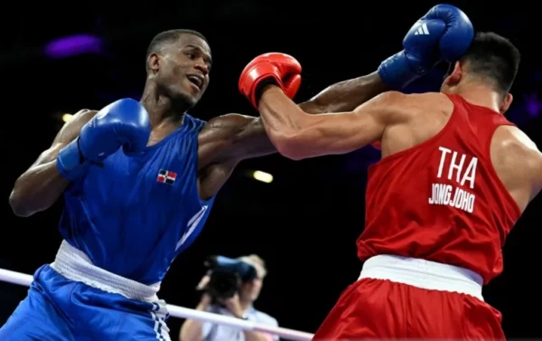 Cristian Pinales   intercambia golpes con un rival en  uno de sus combates como miembro de  la selección nacional.  Archivo