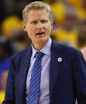 El técnico Steve Kerr, se lamenta por la situación.