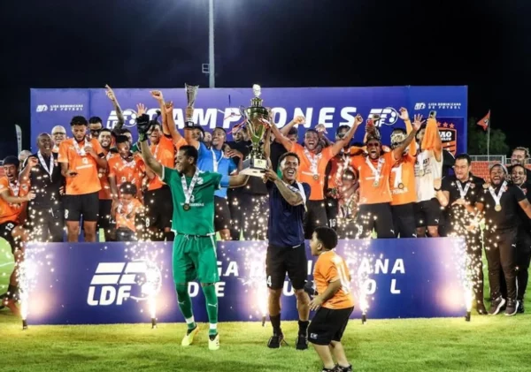 Jugadores y directivos del Cibao FC, celebran eufóricos el título de campeón LDF 2025.