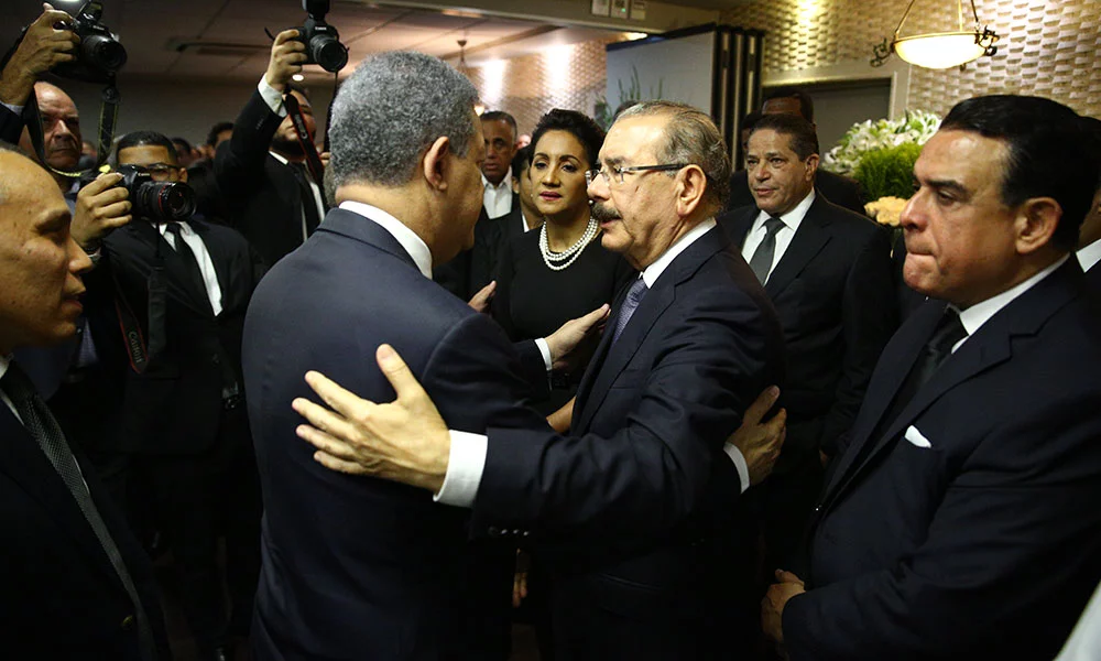 Leonel asiste a despedida del padre de Danilo