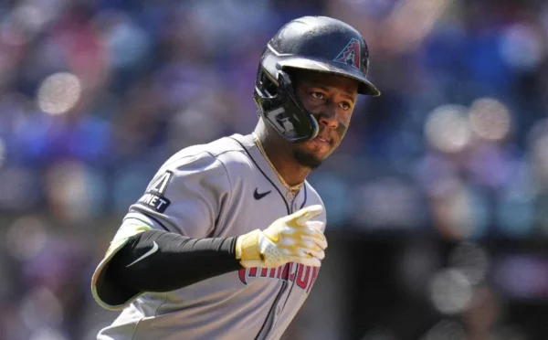 El dominicano Geraldo Perdomo festeja, luego del jonrón.  ap