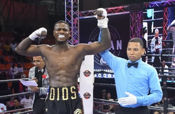 Cristian Pinales triunfa  en su debut en el profesionalismo.