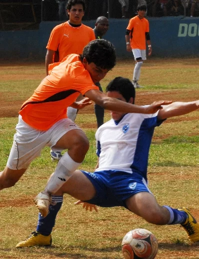 Acción entre jugadores de los oncenos Cibao FC y Moca FC.