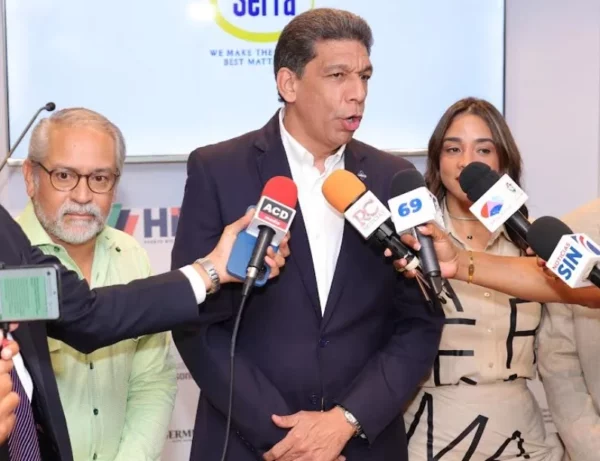 Karel Castillo, presidente de ADOEXPO. anuncia el evento.