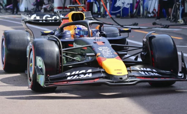 El piloto Max Verstappen,  entrena para  estar listo  en el Gran Premio de España, el domingo.