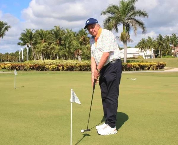 El embajador azteca, Carlos Meiguel Aysa, realiza el saque.