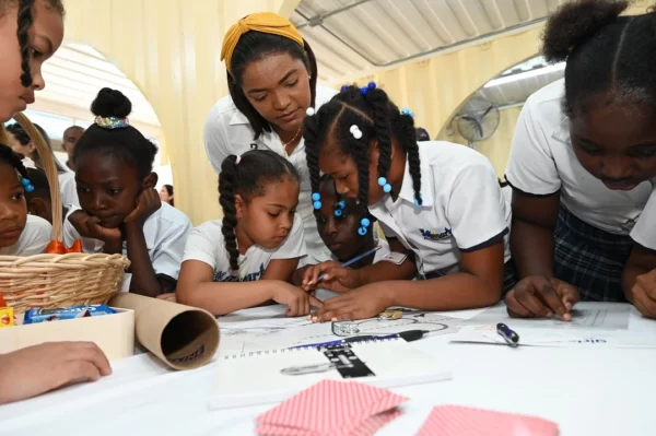 Girls4Tech, disponible en 19 idiomas, incluidos inglés, español y portugués, se basa en estándares globales de ciencia y matemáticas.