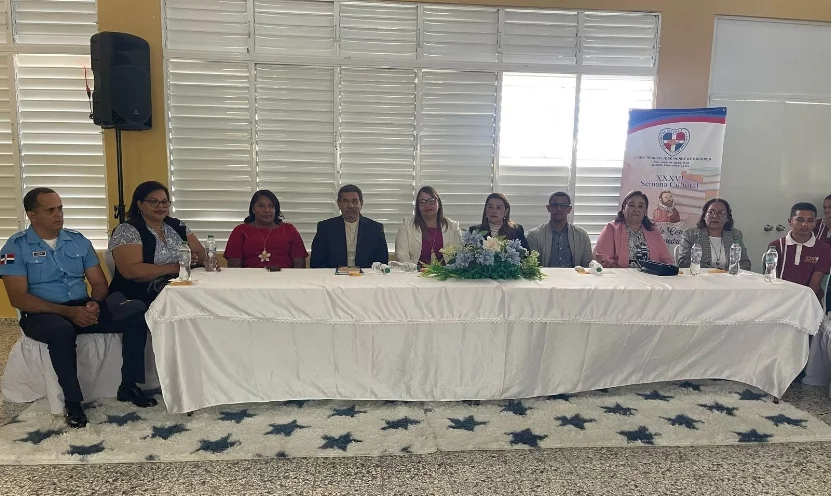 La mesa de honor fue presidida por maestros del centro.