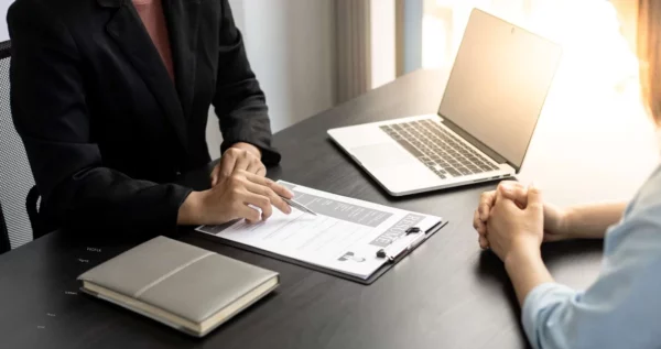 Asesora de etiqueta y protocolo,   Sara Martínez, dice que el lenguaje corporal transmite más de lo que se dice con palabras.