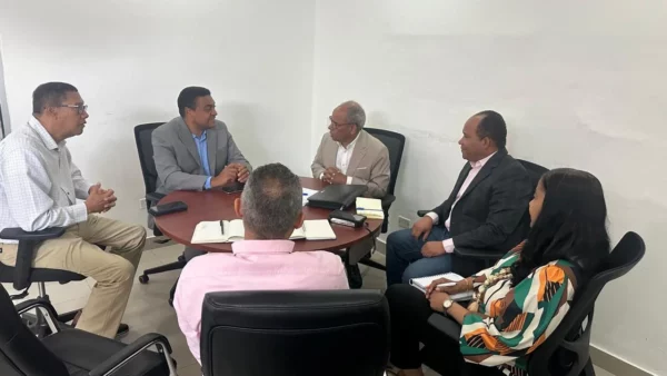 José Monegro, presidente del Comité Organizador de los juegos, conversa con Onésimo González, director del TRAE.