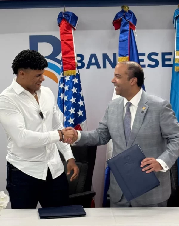 Juan Soto junto a Samuel Pereyra, presidente ejecutivo de Banreservas.