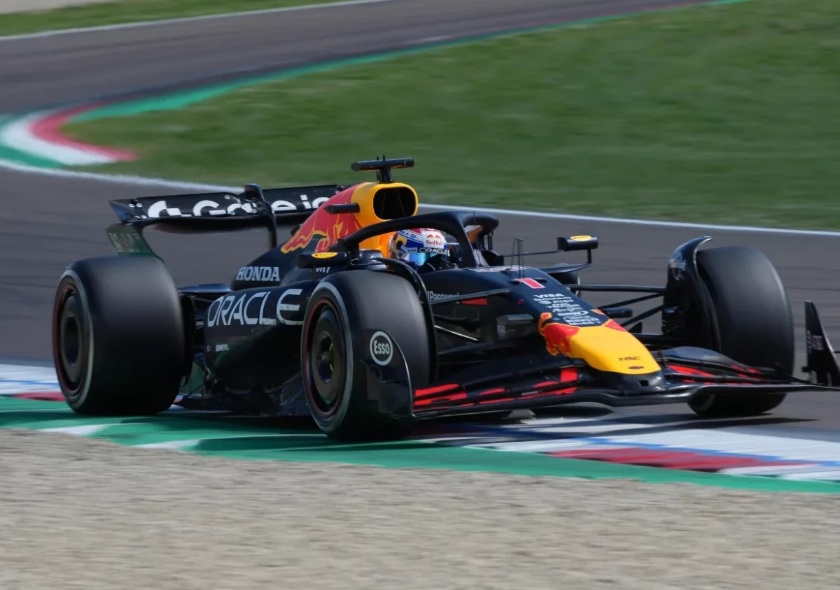 El neerlandéz Max Verstappen se desplaza en su bólido durante su triunfo en Imola, Italia.