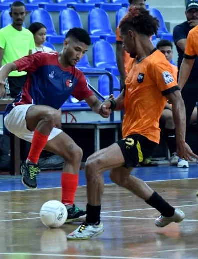 Wilber Goris, en busca de burlar la defensa rival.