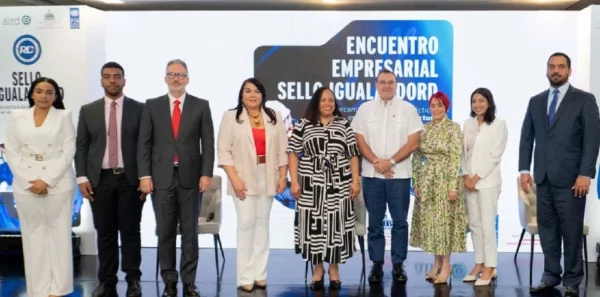Representantes de varias empresas durante el encuentro empresarial.