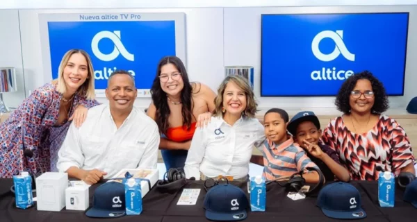 Ejecutivos de la empresa junto a influencers y colaboradores.