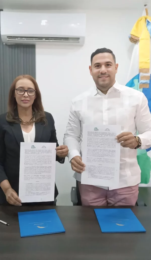 Erminda Decena y Víctor Torres muestran el convenio.