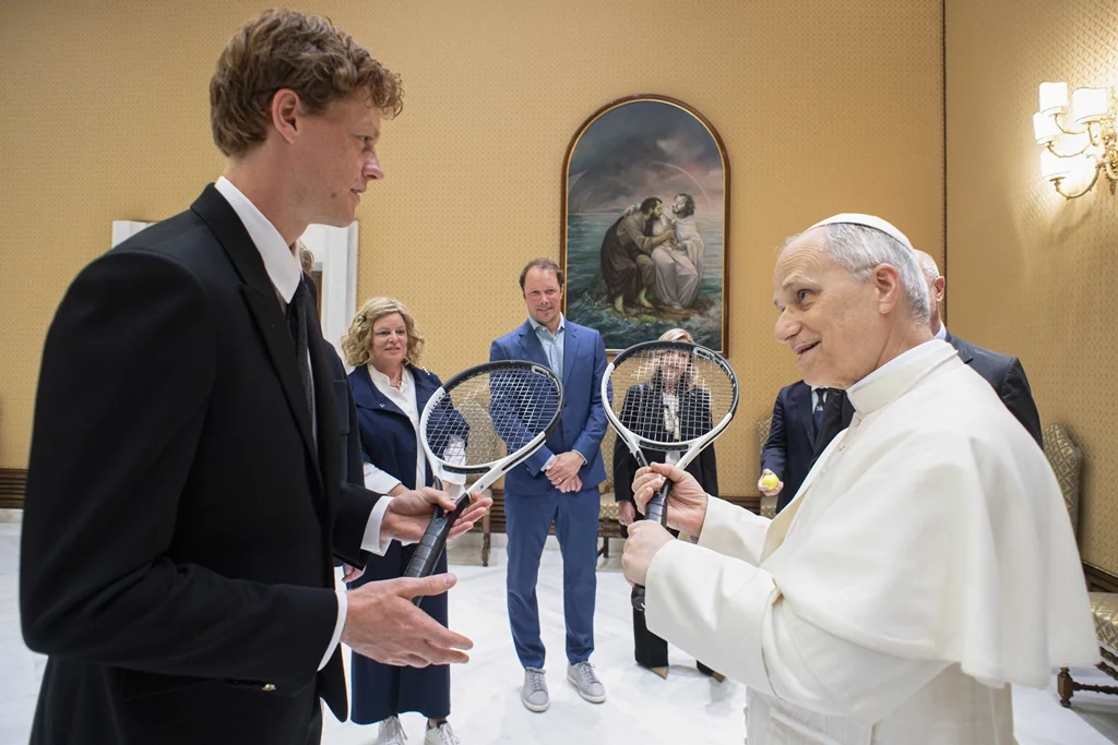 El tenista Jannik Sinner junto al papa León XIV .
