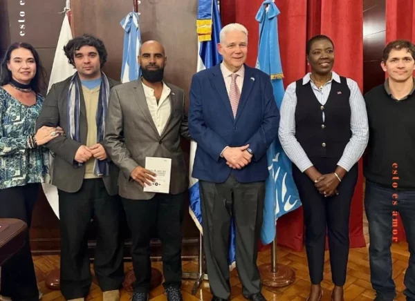 El autor Sugel Gamal, al centro, junto a directivos del museo.