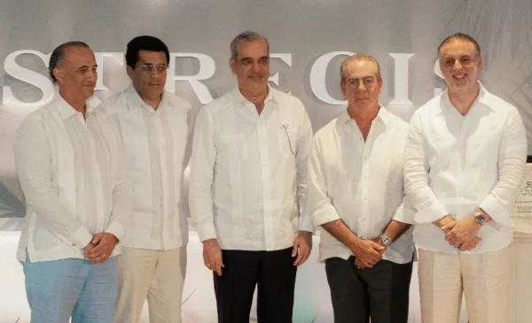 El presidente Luis Abinader junto a ejecutivos del complejo.