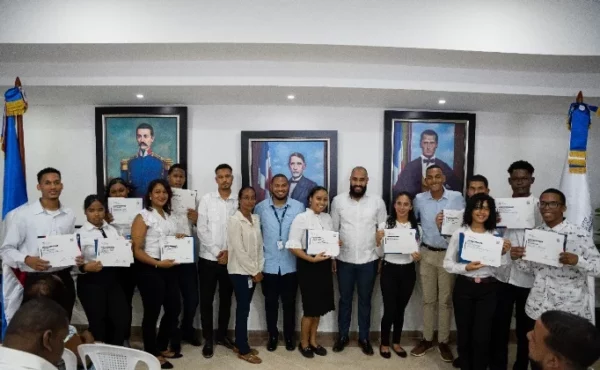 Los estudiantes que recibieron sus certificados.