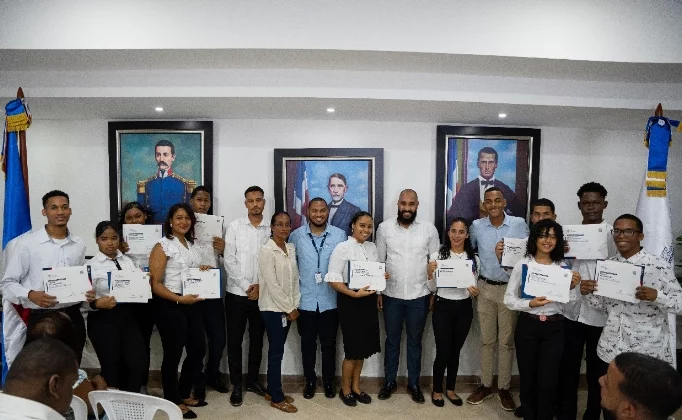 Los estudiantes que recibieron sus certificados. Los estudiantes que recibieron sus certificados.