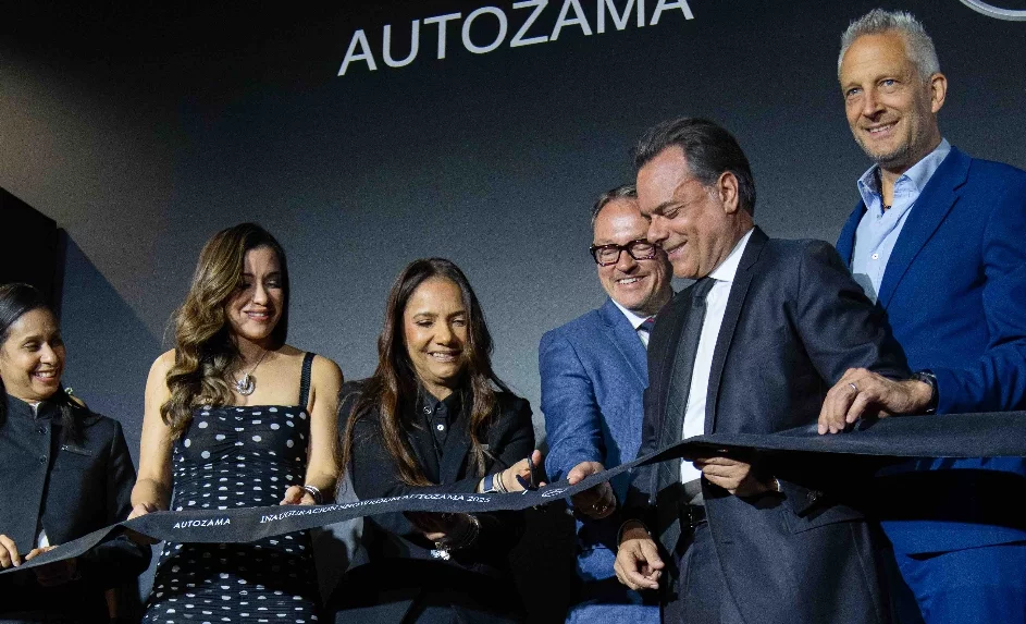 Ramón Ernesto Morales y ejecutivos de Mercedes Benz cortan la cinta inaugural.