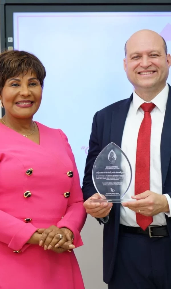 Miembro de la Iglesia recibe el premio.