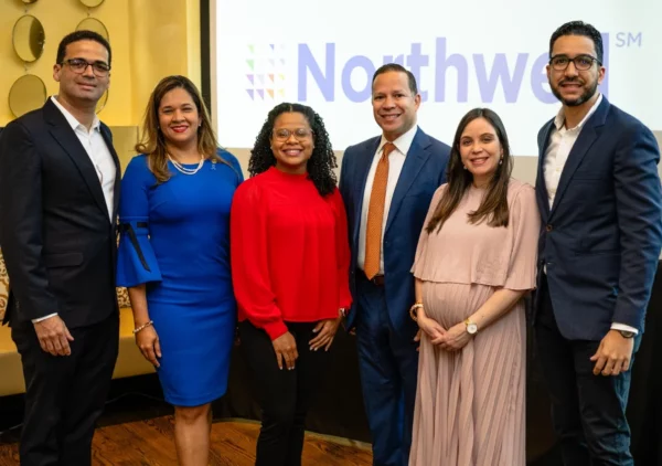 Ejecutivos de ambas entidades durante la conferencia.