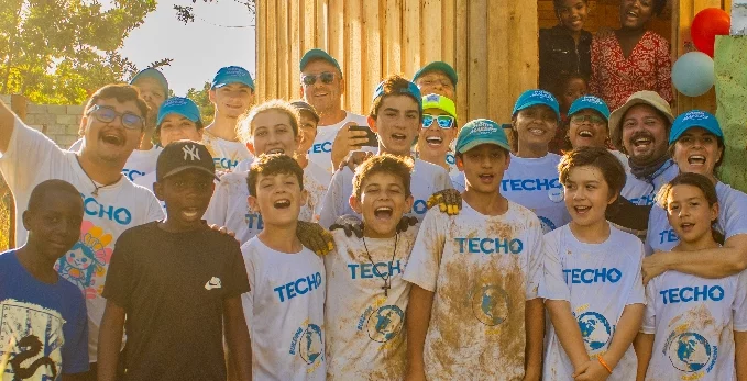 Parte de los estudiantes que participaron en la construcción de la vivienda.