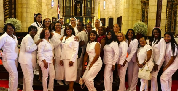 Sor Trinidad Ayala junto a enfermeras en la Catedral Primada al concluir la misa por el Día de la Enfermería.