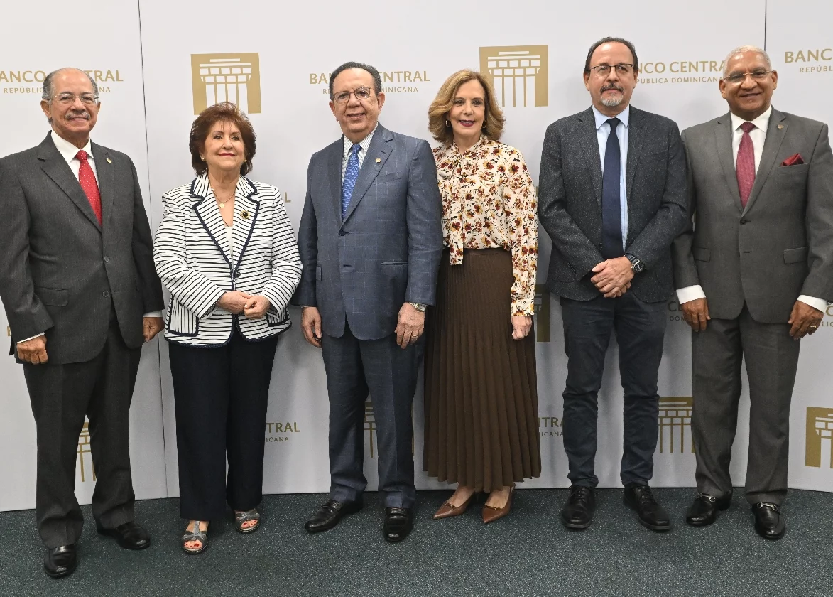 José Alcántara, Emely Tueni, Héctor Valdez, Clarissa de la Rocha, Luis Toirac y Ervin Novas.