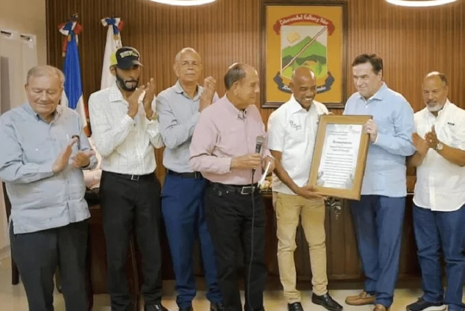 Armando Rodríguez recibe la placa.