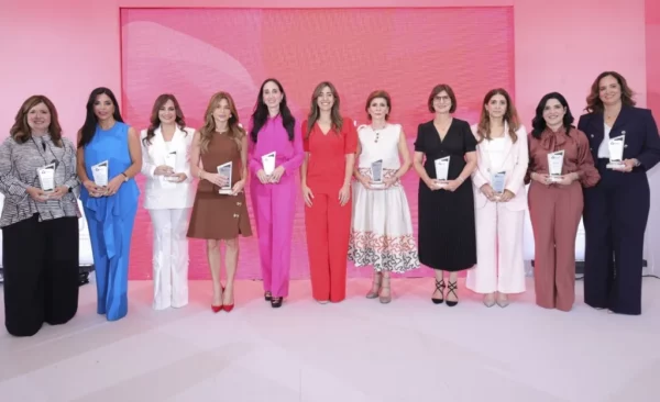 Claudia Finke, presidenta de ANJE, junto a las damas reconocidas.