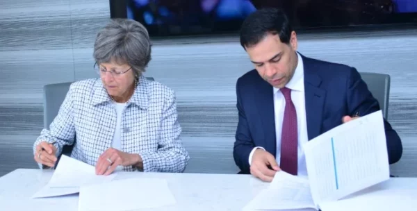 Roberto Ángel Salcedo firma  el acuerdo en Berklee College of Music.