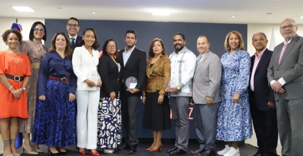 Elicaury Bautista Bidó, Ligia Pérez, miembros del Comité Evaluador  y ganadores de la sexta edición del premio.
