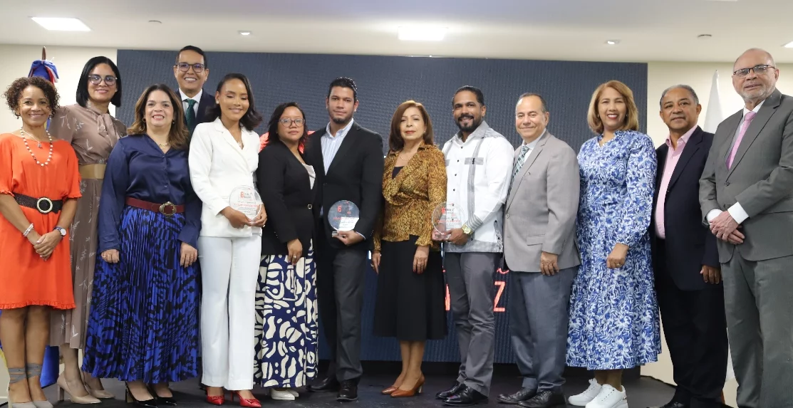 Elicaury Bautista Bidó, Ligia Pérez, miembros del Comité Evaluador y ganadores de la sexta edición del premio.