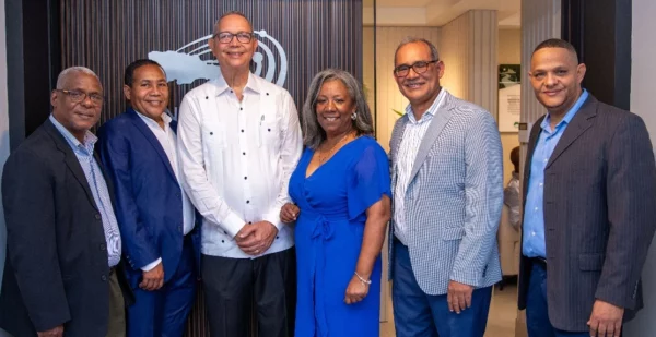 Los directivos de la entidad durante la inauguración del centro.