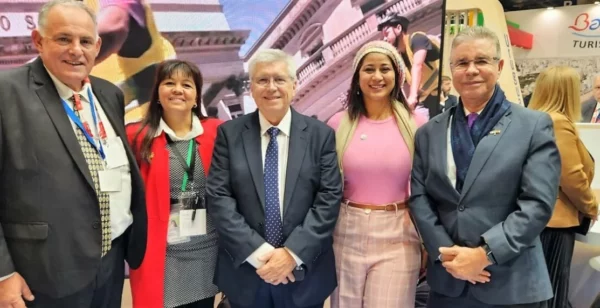 Yenny Polanco Lovera y Luis José Chávez junto a representantes internacionales de Fipetur.