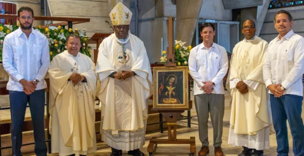 Ejecutivos de la Fundación junto a monsen~or Jesu´s Castro Marte y otros párrocos.