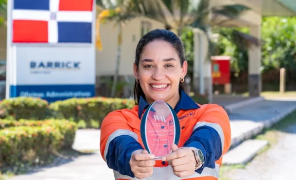 Formarse bien, ser curiosos, cuestionar lo establecido y trabajar con propósito hace la diferencia es el mensaje de Cuevas.