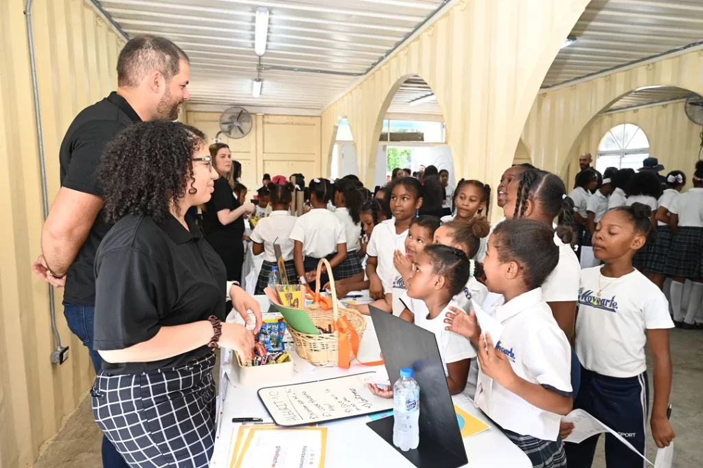Niñas de la Escuela Movearte, Río Ozama, posan junto a ejecutivos de Banreservas y
Mastercard, organizadores del taller Girls4tech para las estudiantes del centro educativo.