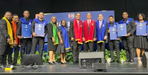 Autoridades y estudiantes meritorios durante la graduación.