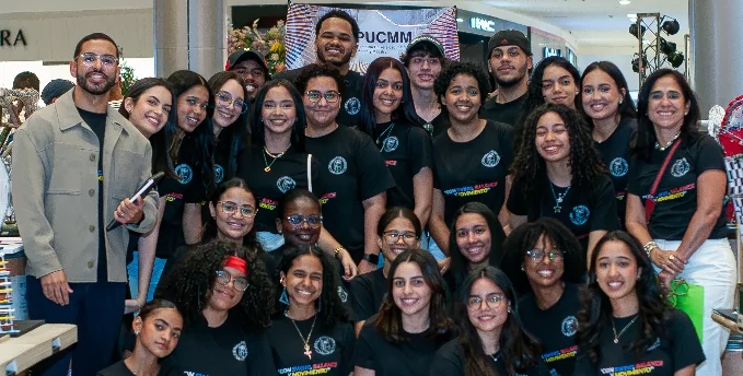 Estudiantes que participaron en el proyecto EVA 2025 de la PUCMM junto a sus maestros.