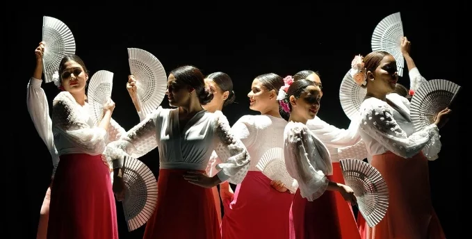 Las artistas durante la presentación de la obra.