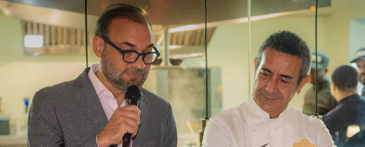 Omar Cepeda, presidente de Aderes, entrega reconocimiento a Ciro Casola.