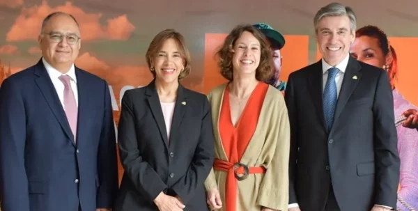 Rolando Ocampo, Mercedes Canalda de Beras-Goico, Stephanie Gómez  y Javier Flores.