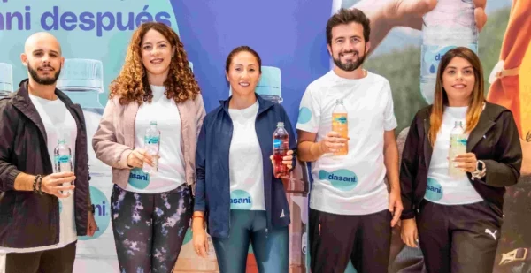 Ejecutivos de Dasani durante el encuentro.