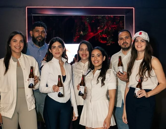 Ejecutivos de Cervecería junto a invitados especiales.
